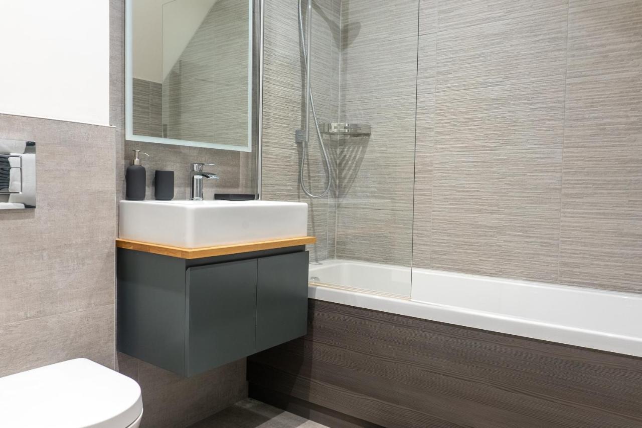 Spring Mount Huge Luxury Full Apartment- Harrogate Centre-Two Extremely Comfy Kingsize Bedrooms-Fully Equipped Modern Kitchen-Cosy Living Room With Huge Tv Eksteriør billede